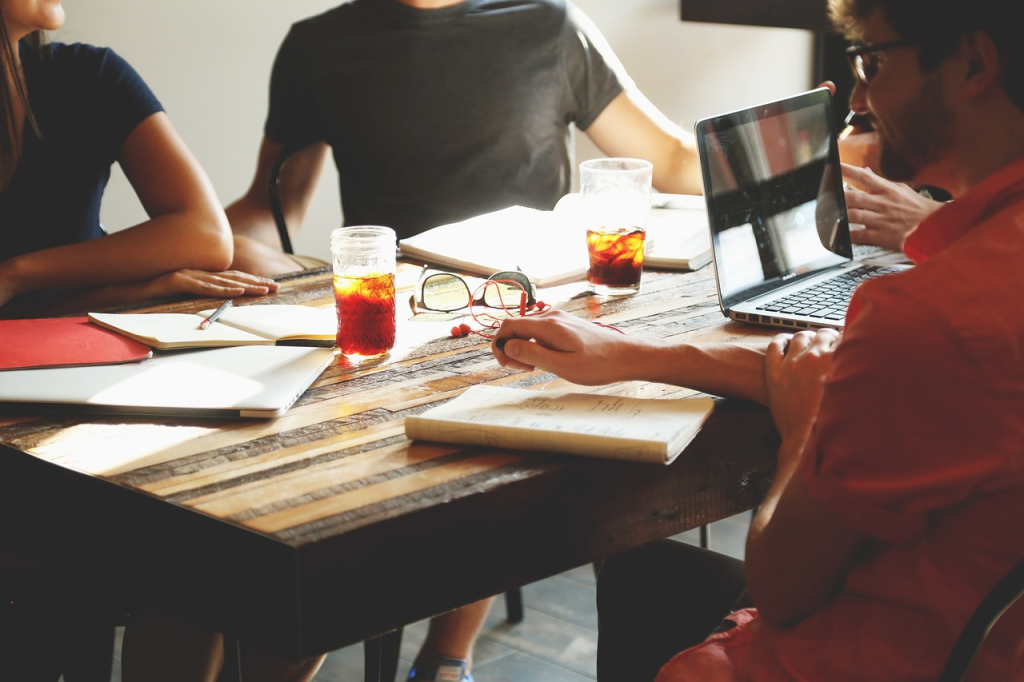 Reasons Why Franchising May Be The Perfect Business Model For You 1 Meeting, Brainstorming, Business image