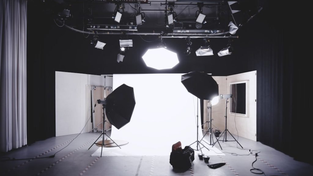9 Essential Steps To Enhance Business Growth With Photography 3 camera studio set up